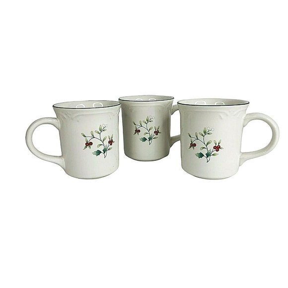 3 Pfaltzgraff Winterberry Coffee Mugs Christmas Cups Holly Berry Set - Picture 1 of 12